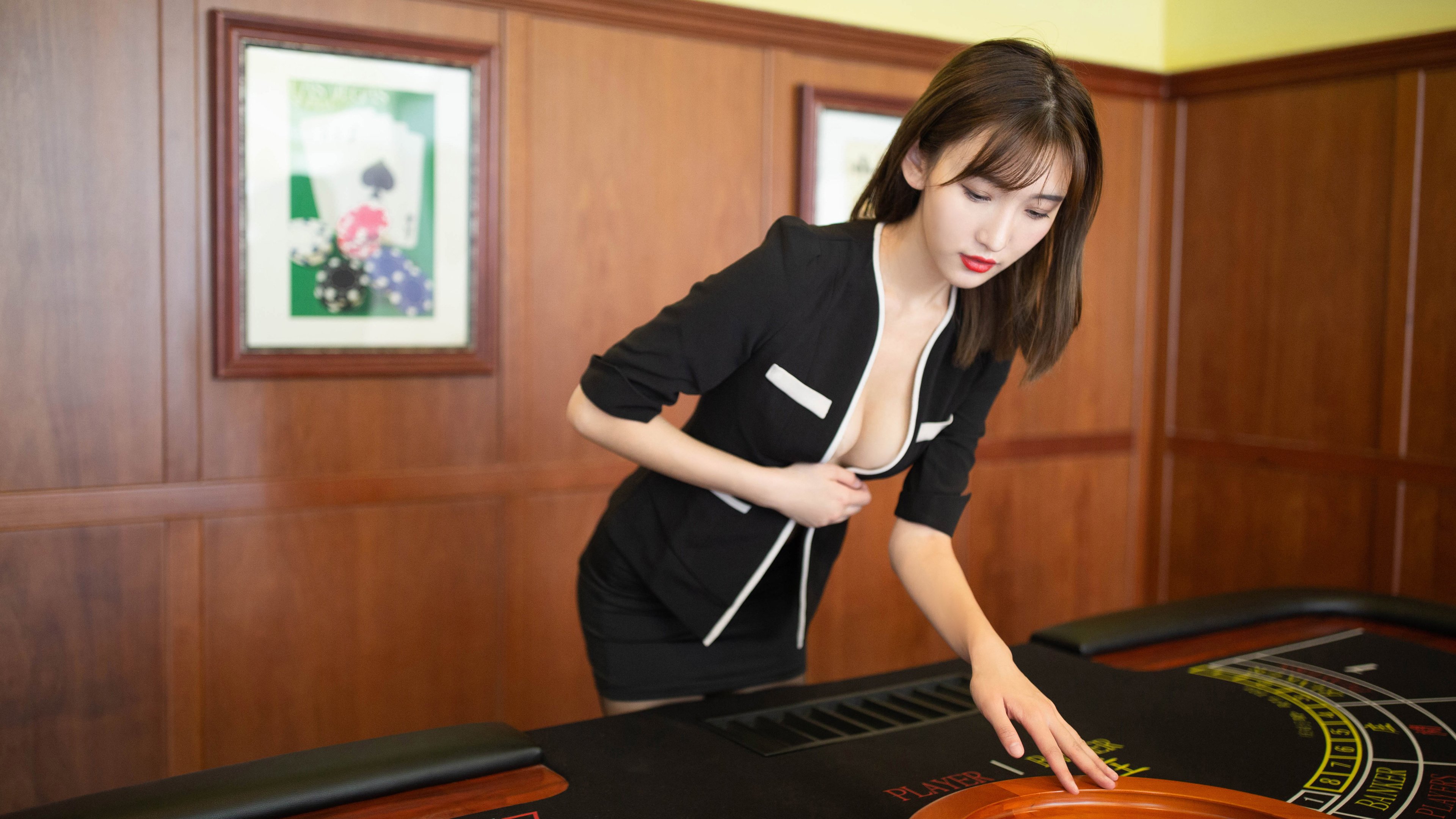 九游网页官网-女子篮球训练注重防守协作提升防守水平，女子篮球防守视频